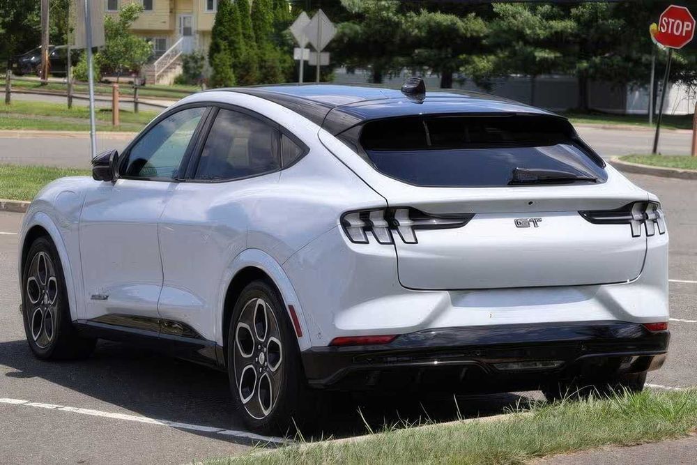 Ford Mustang Mach-E GT      2023