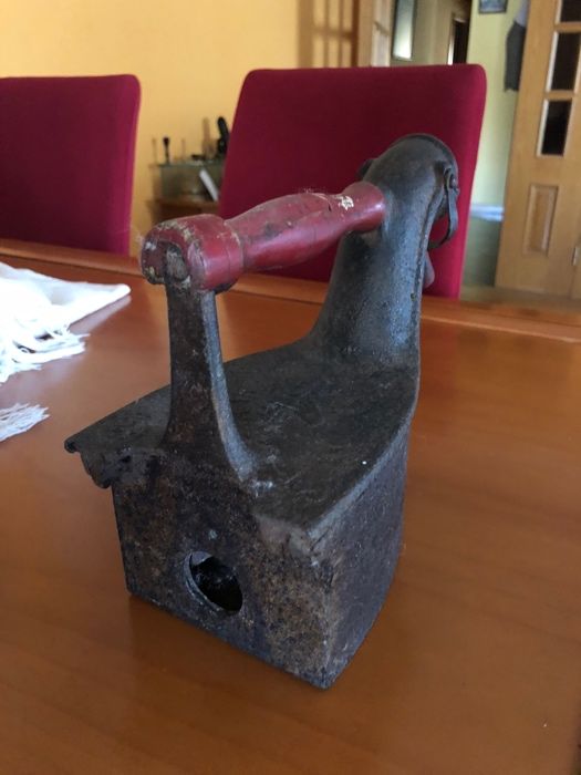 Ferro de Engomar a Carvão