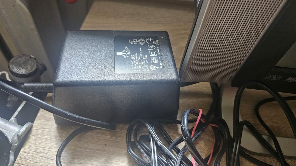 Atari 65 XE, zasilacz, joystick