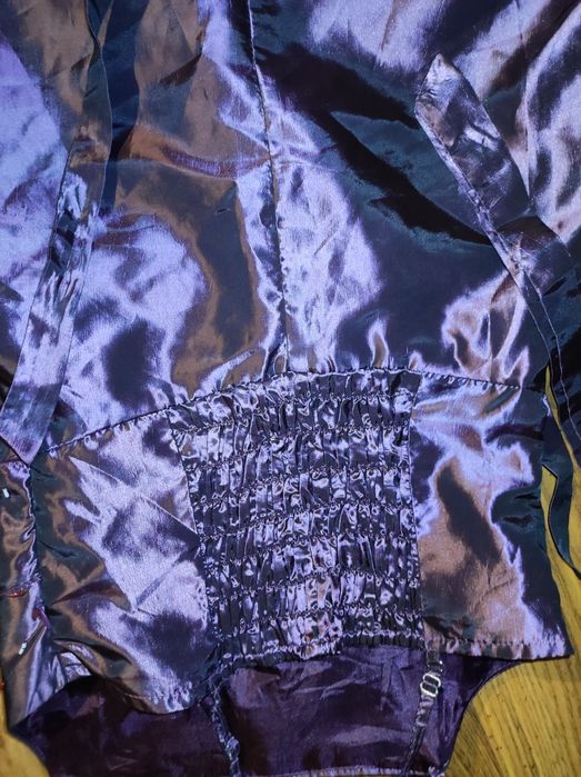 Suknią  z jedwabiu i tafty 38