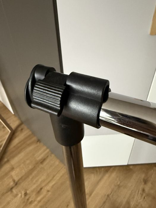 Stojący wieszak na ubrania