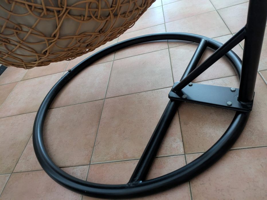 Baloiço suspenso com estrutura metálica e almofadas