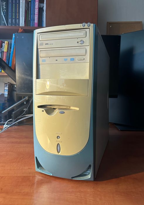 Retro PC z 2004 r. – Athlon XP 2000+ / 512MB RAM + Monitor NEC i klawiatura