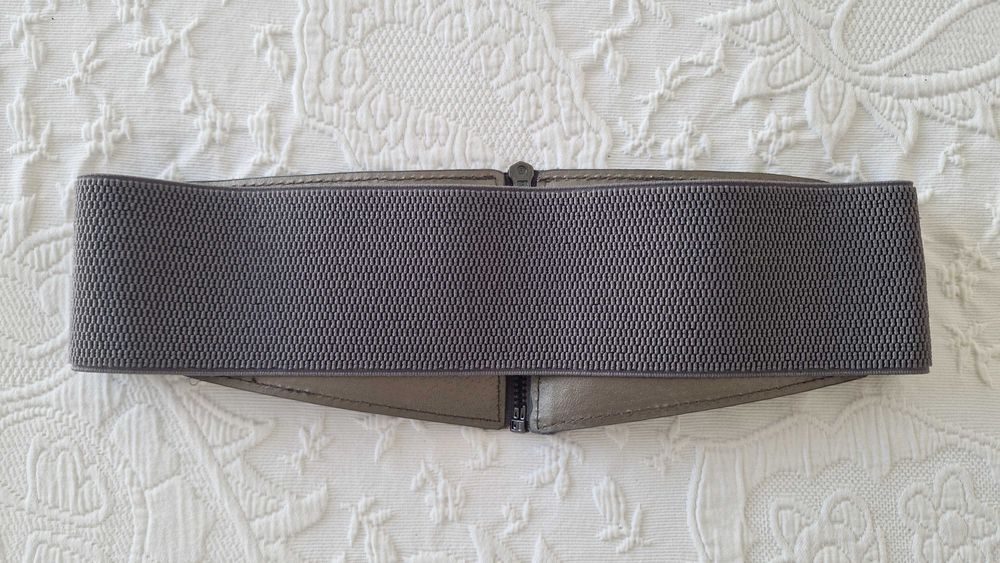 Cinto elástico cinza, 70cm, com fecho e franjas