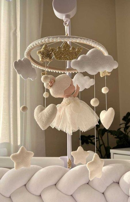 Мобіль з молочною балериною