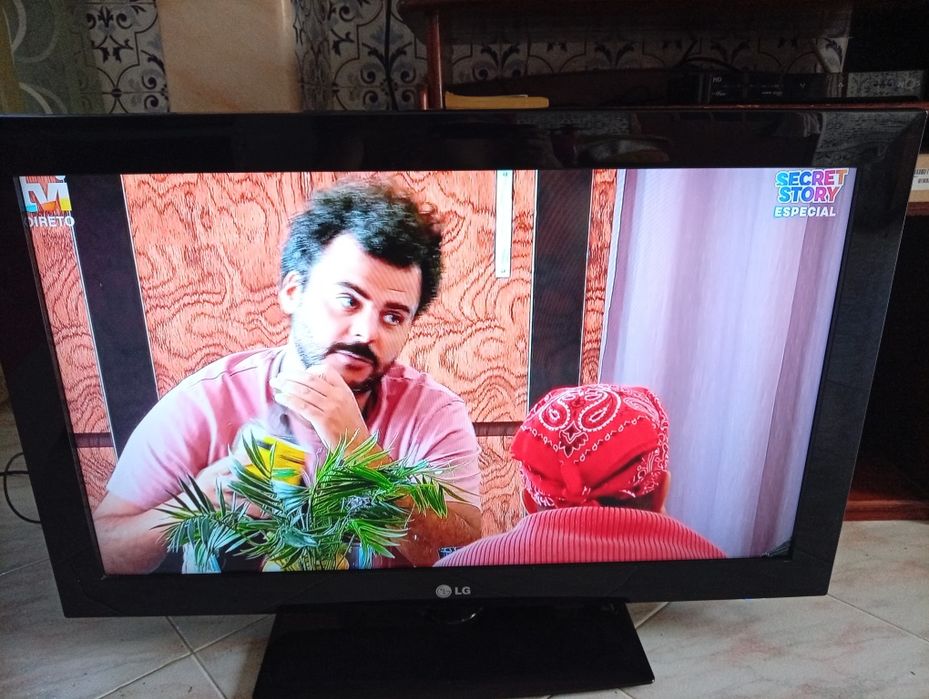 TV LG. Muito bom. Tem comando