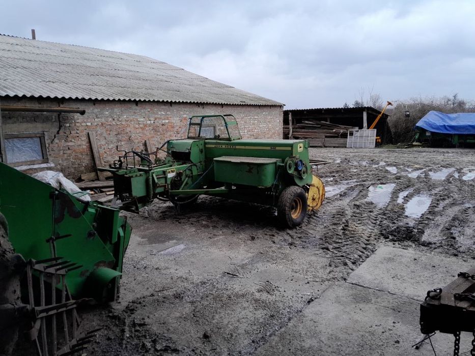 Прес підбирач John Deere