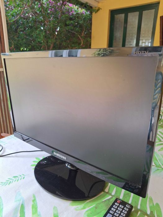 Televisão Samsung c/ comando como nova