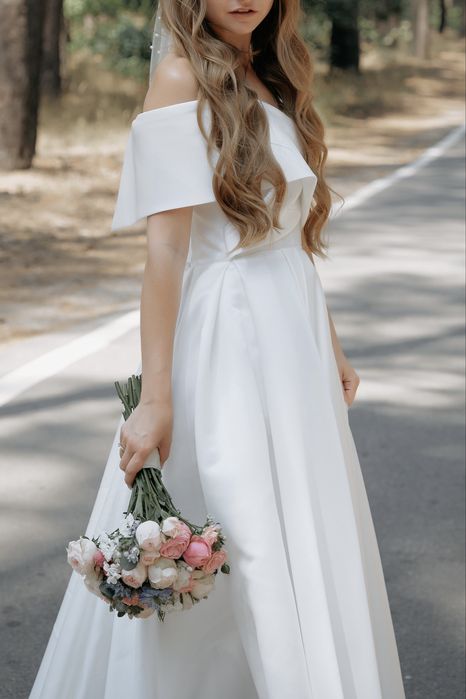 Весільна сукня для тендітної нареченої