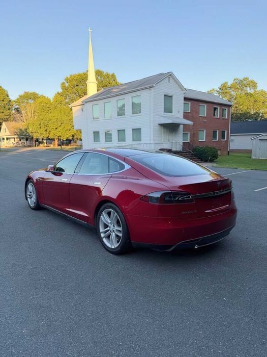Tesla Model S 85D      2015
