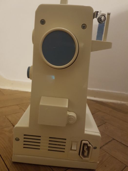 Máquina de costura marca BERNETTE