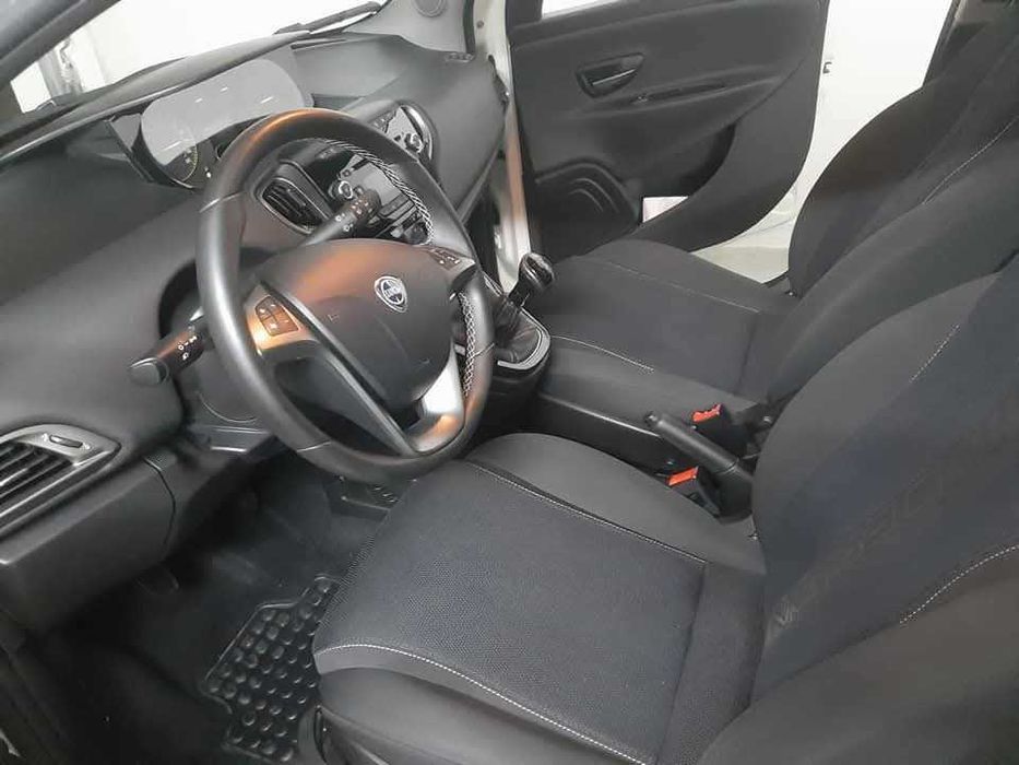 Lancia ypsilon 1.3 MultiJet Momo design