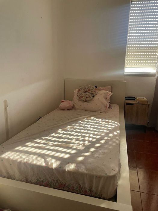 Cama com estrado e colchão