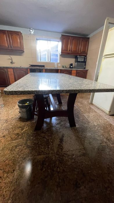 Mesa grande de granito