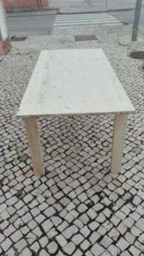 Mesa de madeira muito rústica e robusta.