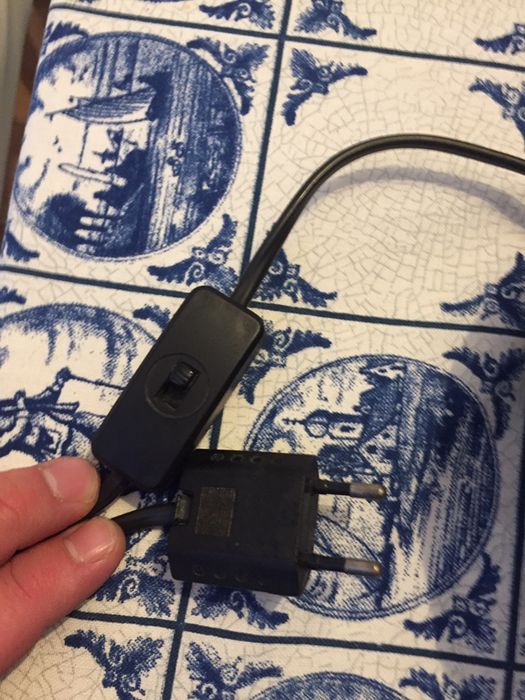 Lampa a’la butelka ze skórzanym kloszem