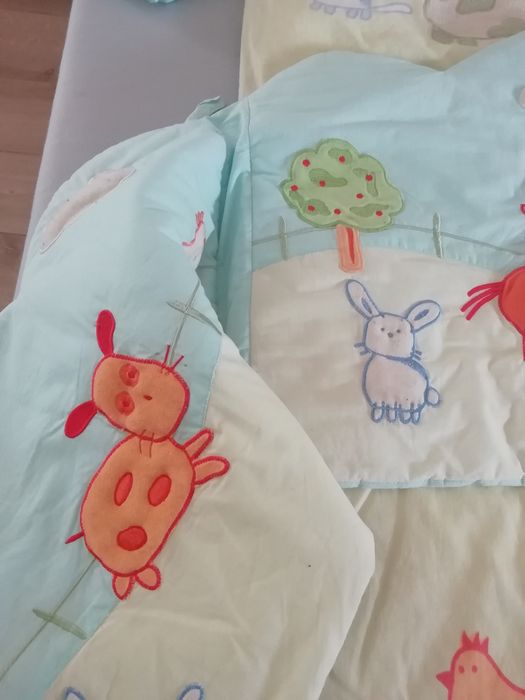 Conjunto têxtil cama de grades.