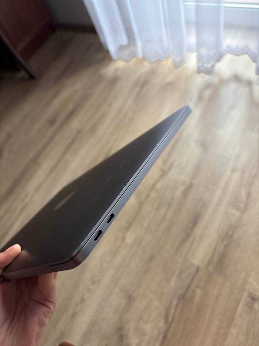MacBook Pro 13.3", 16ГБ, 256 ГБ, Intel Core i7, Сріблястий