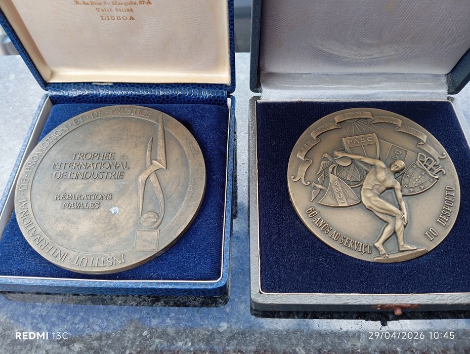 2 medalhas comemorativas