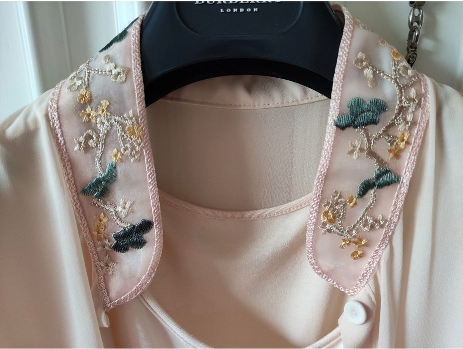 Conjunto Elegante de Duas Peças com Bordados Florais Exclusivos
