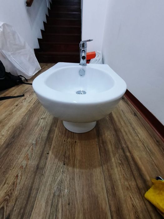 Bidé marca Valadares c/ torneira Teka
