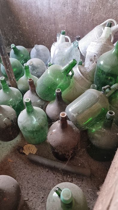 Garrafões de vinho em vidro antigos