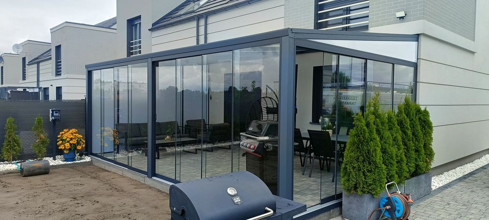 System ścian pszesuwnych z szyb hartowanych o grubości 10mm z montażem
