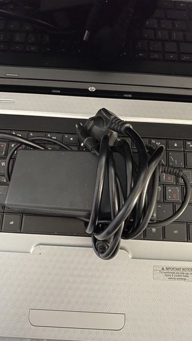 Ноутбук HP недорого, у комплекті зарядка і чохол