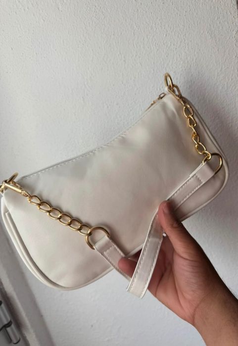 Bolsa de ombro branca com corrente Dourada