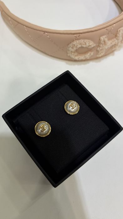 CHANEL® Luksusowe perły CC® kolczyki ekskluzywna biżuteria