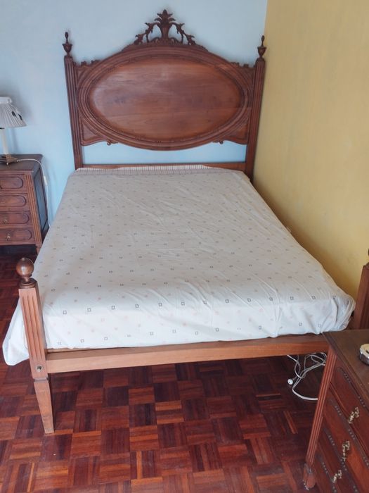 Mobília de quarto em madeira de Castanho