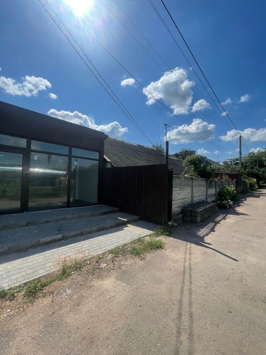 Продаж комерційного приміщення зі своєю землею