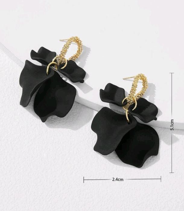 Kolczyki wiszące płatki akrylowe czarne że złotym kółeczkiem