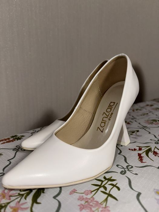 Продам туфлі на високих підборах.