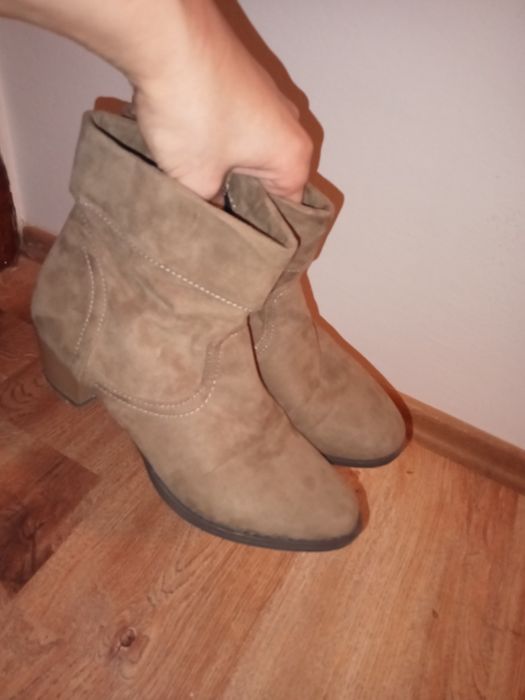 Botki damskie wiosenno -jesienne na obcasie.