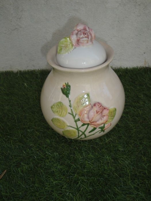 Pote em loiça com motivo floral