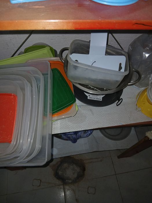 Estante com utensilios loiças canecas e afins