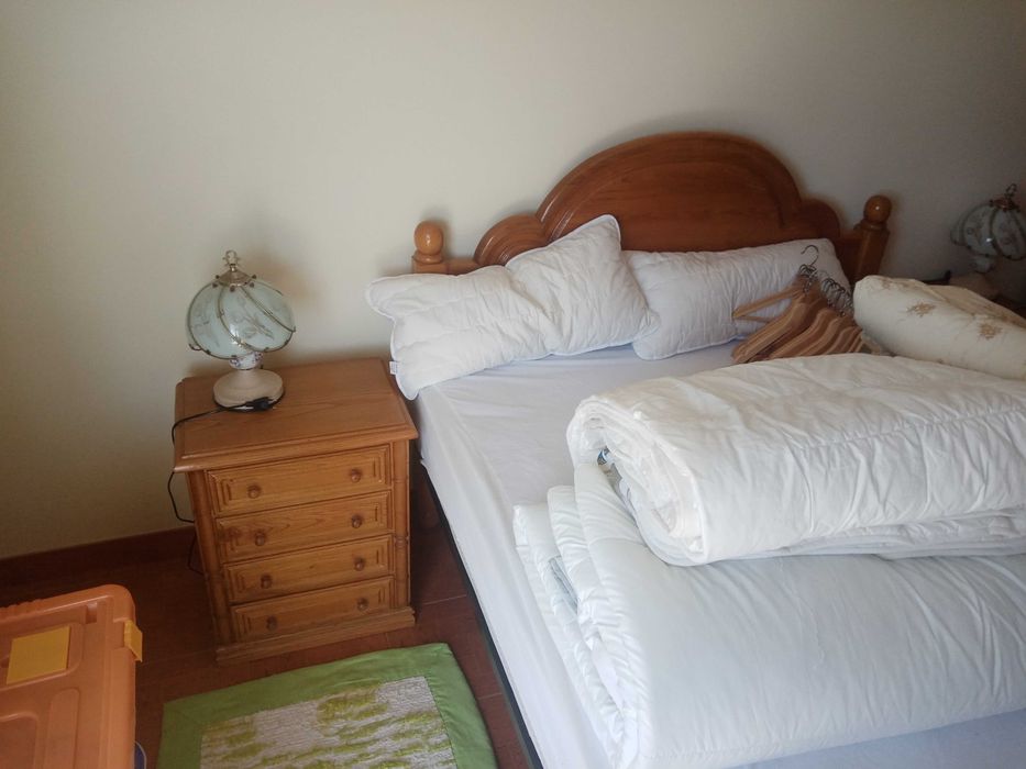 cama e guarda fatos