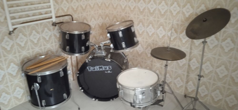 Se vende bateria musical completa como nova.