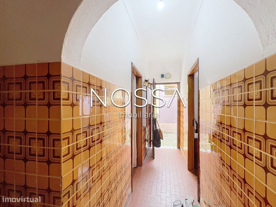 Moradia bi-familiar composta por dois apartamentos T2 com entradas...