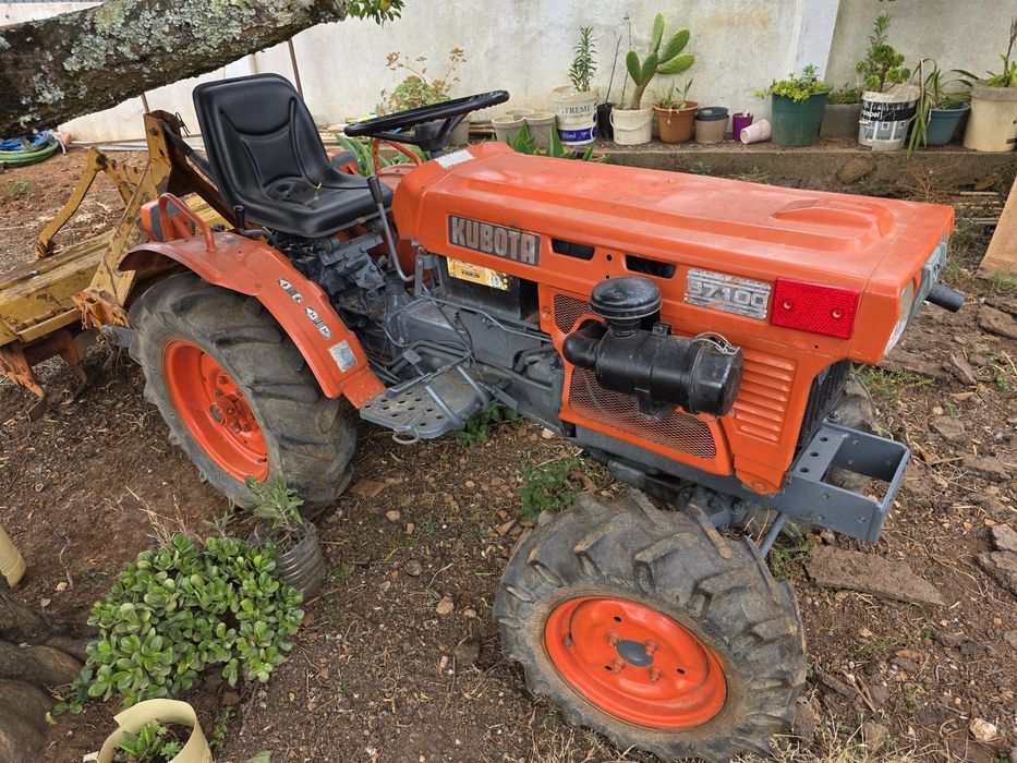 Trator Kubota B7100 4x4