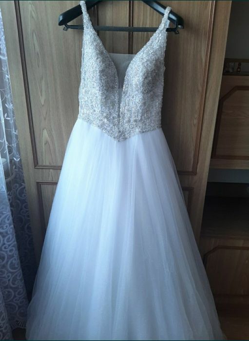 Sukienka ślubna śnieżnobiałą