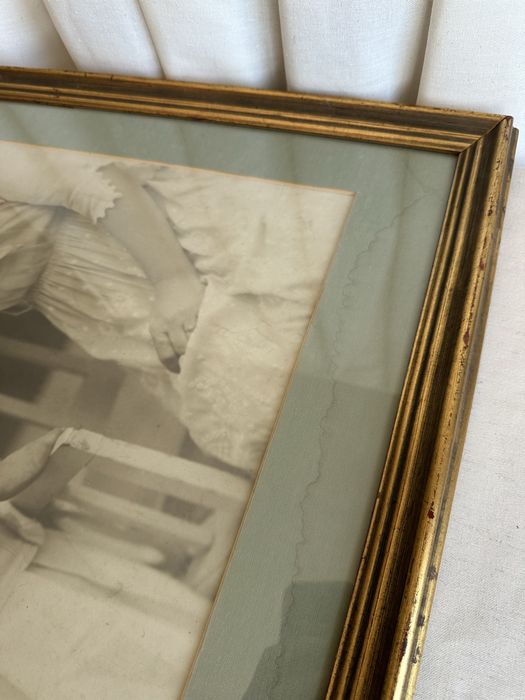 Duża stara fotografia przedstawiająca kobietę i dziewczynkę
