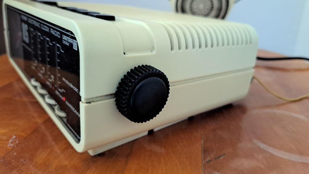 Stare radio z zegarem Unitra Diora Pionier 85