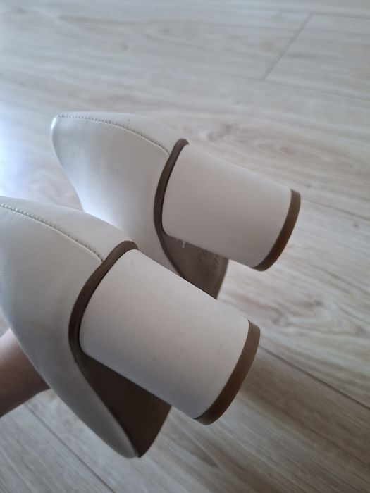 Białe buty na obcasie 39
