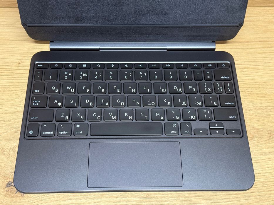 Оригінал Apple Magic Keyboard з трекпадом (MWR23) для iPad Pro 11” M4