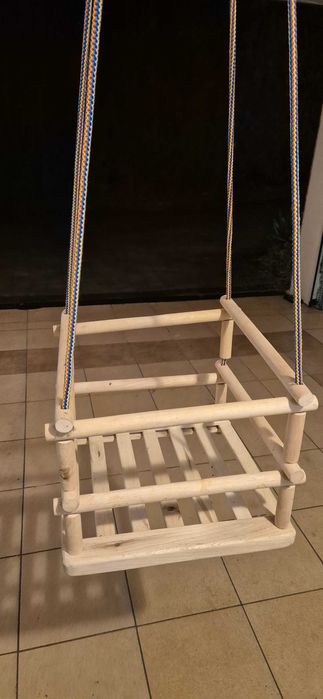 Drewniana huśtawka dla dziecka – regulowane boki, łatwy montaż