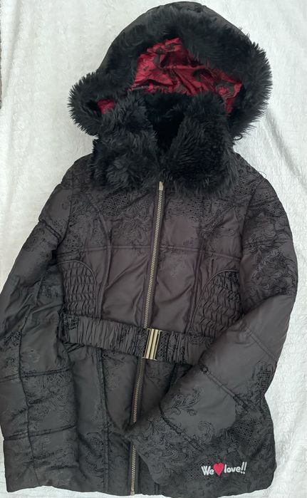 Sobretudo Desigual, impermeavel com capuz.