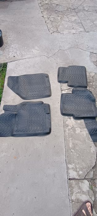 Продам комплект килимків гумових в гарному стані