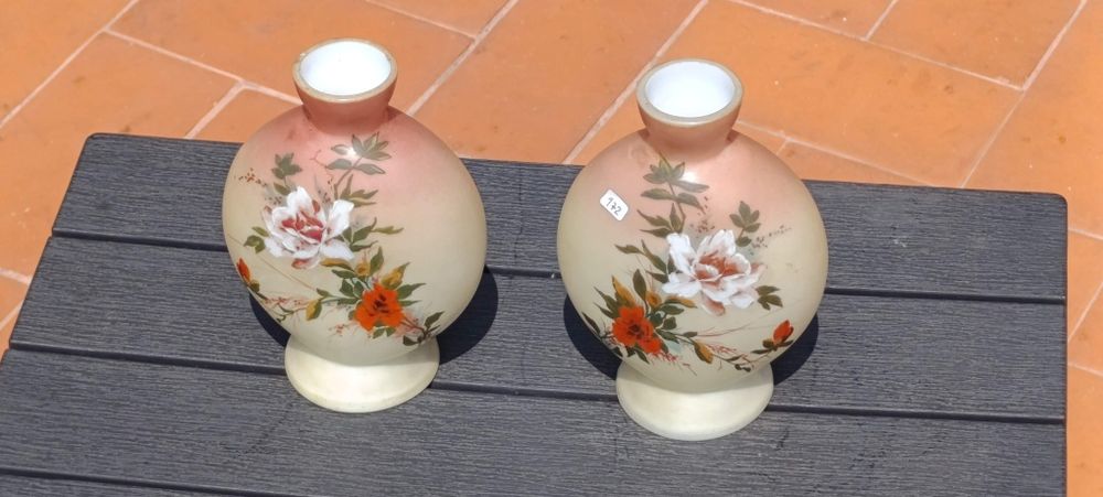 Par de Jarras em vidro Opalino com motivos vegetalistas